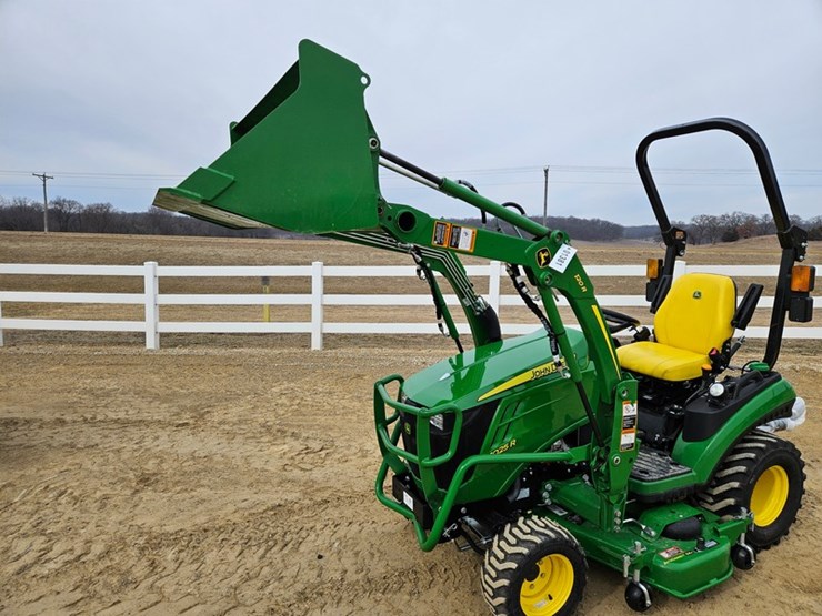 2024-john-deere-1025r-image-13
