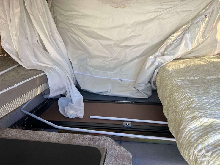 2017-forest-river-rockwood-hw275-s/a-pop-up-camper-trailer-image-11