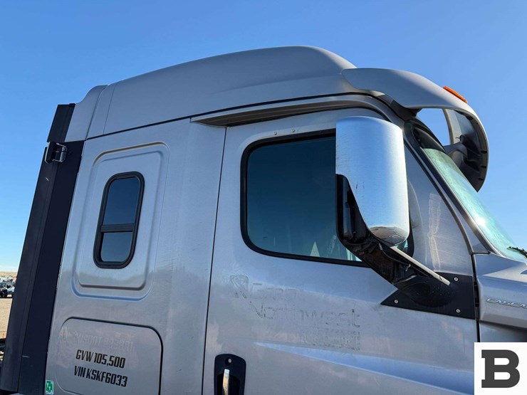 2019-freightliner-cascadia-126-image-40