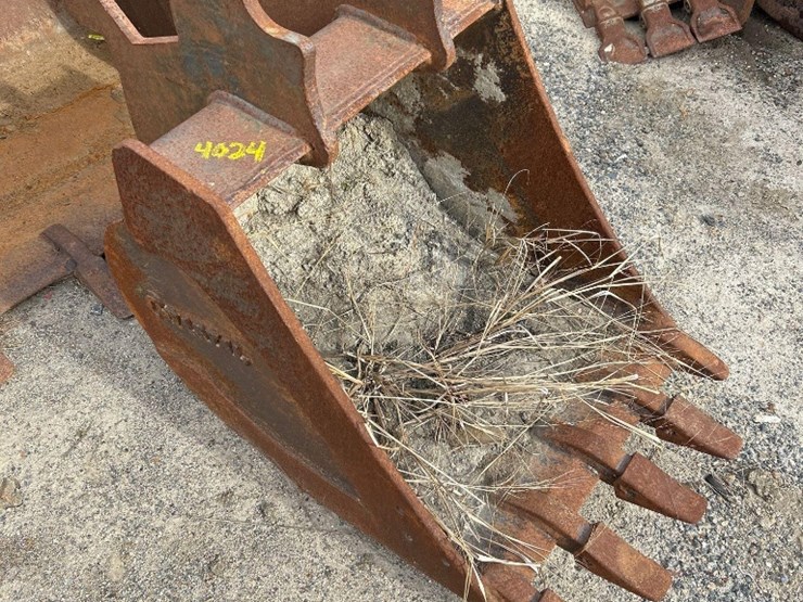 24in-hydraulic-excavator-bucket-image-1