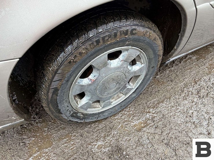 2001-cadillac-deville-sedan-image-10