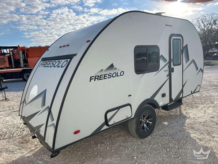 2022-braxton-creek-freesolo-kitch-18-ft-travel-trailer-image-3