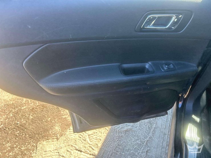 2019-ford-explorer-image-24