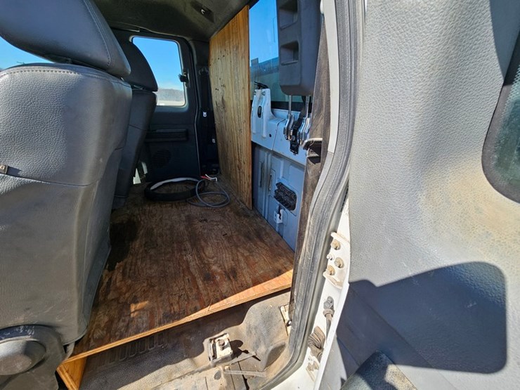 2011-ford-f550-image-34