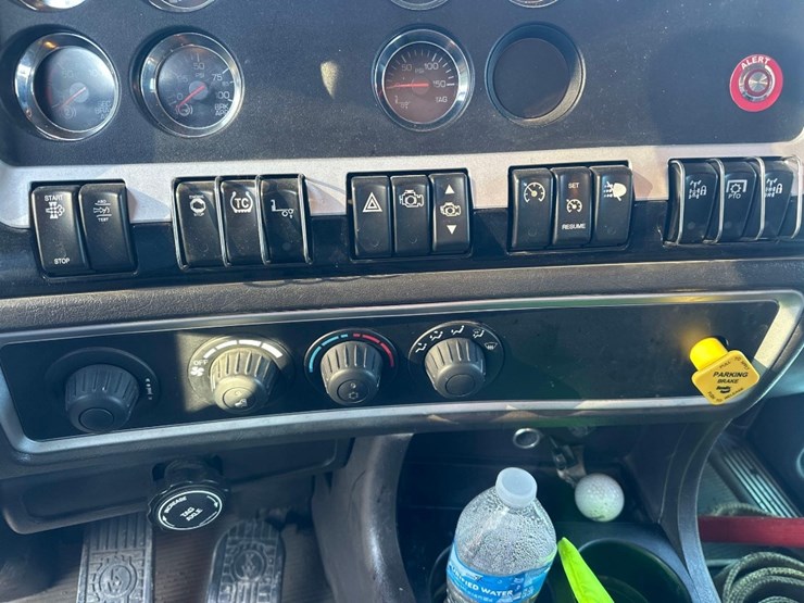 2019-kenworth-t800-image-25