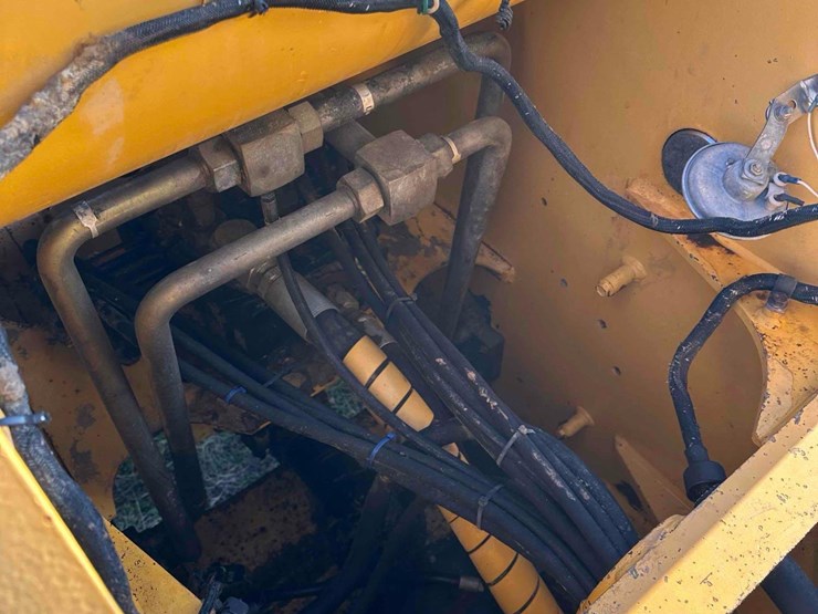 1999-deere-744h-image-17