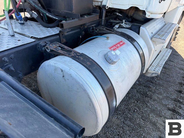 2014-freightliner-cascadia-125-image-35