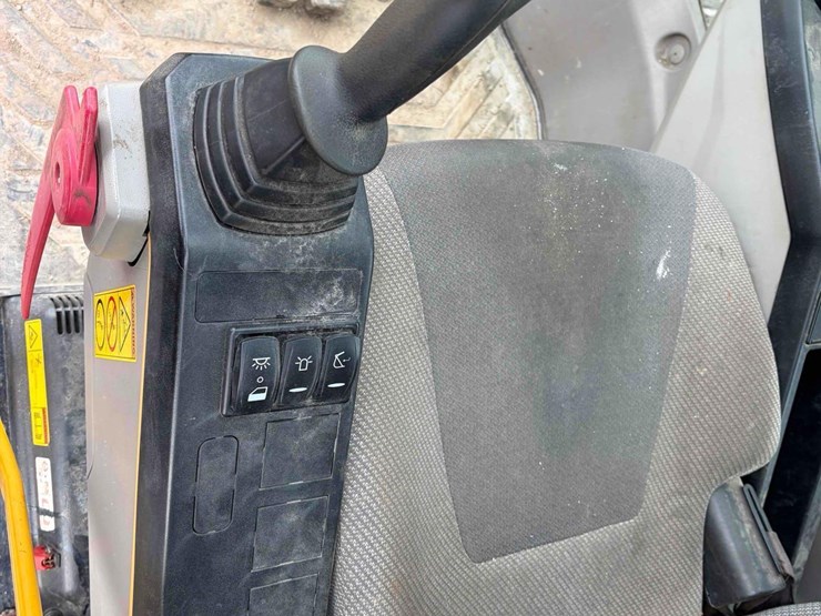 2016-volvo-ec220e-image-17