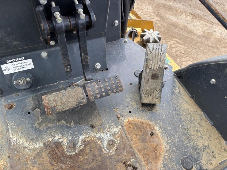 2017-deere-210l-image-22