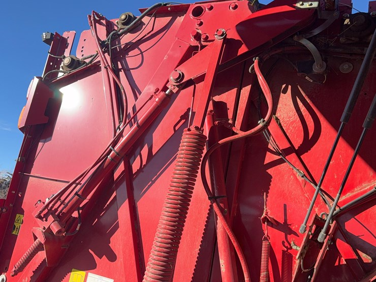 2020-new-holland-560-roll-belt-round-baler-image-19