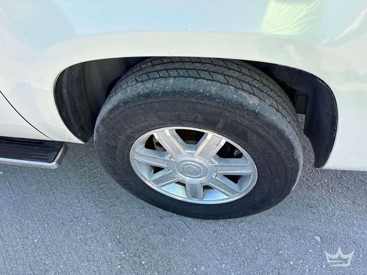 2011-cadillac-escalade-image-7