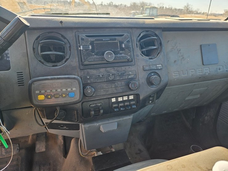 2011-ford-f550-image-43