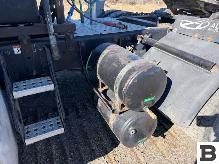 2014-freightliner-cascadia-125-image-13