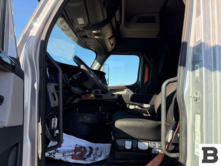 2019-freightliner-cascadia-126-image-57