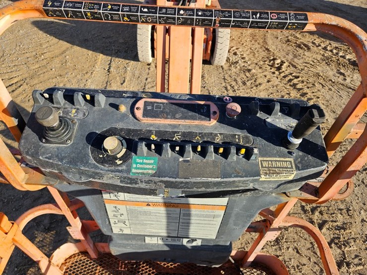 2005-jlg-e300ajp-image-11