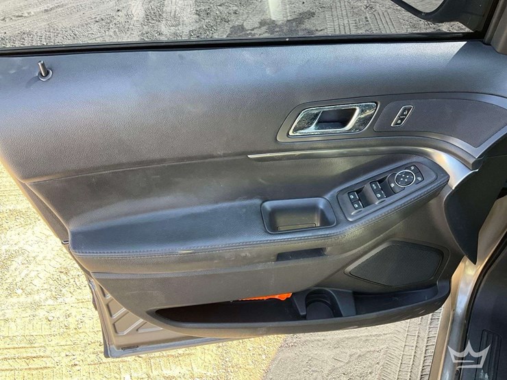 2015-ford-explorer-image-10