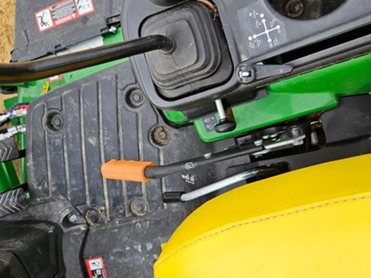 2024-john-deere-1025r-image-32