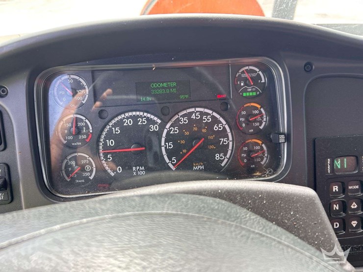 2020-freightliner-114sd-image-13