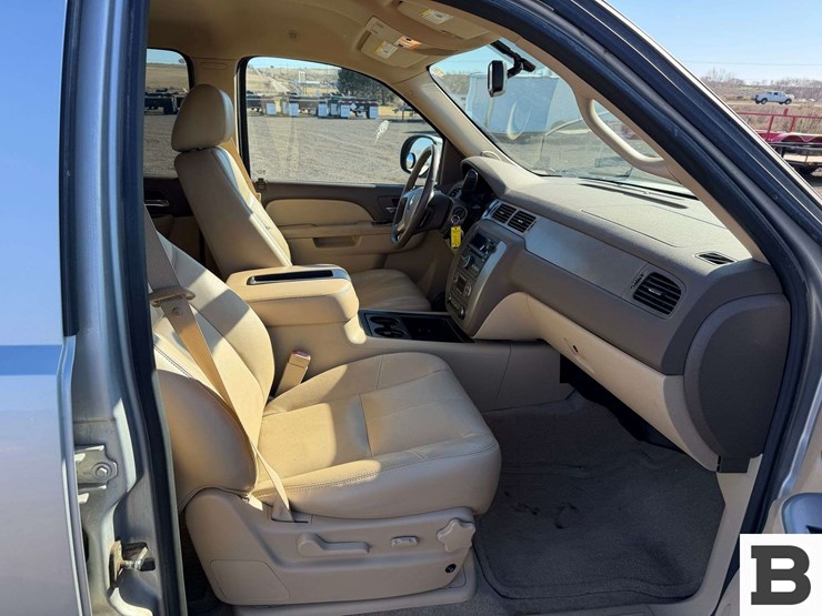 2011-chevrolet-tahoe-image-21