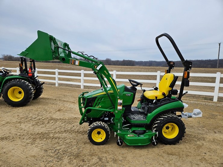 2024-john-deere-1025r-image-10