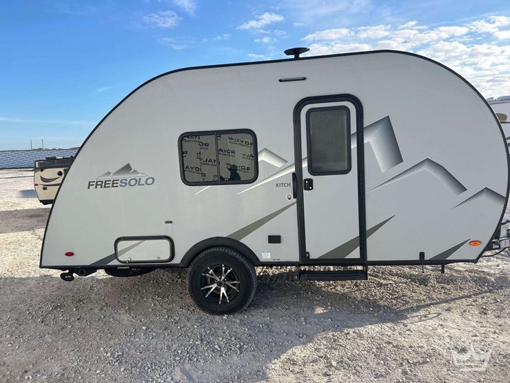 2022-braxton-creek-freesolo-kitch-18-ft-travel-trailer-image-14