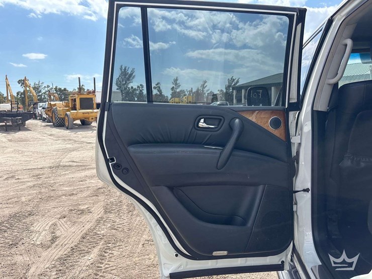 2012-infiniti-qx56-image-18