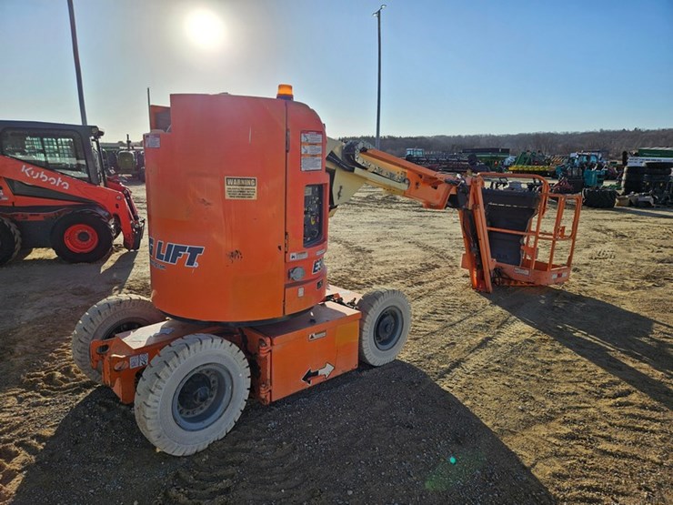 2005-jlg-e300ajp-image-5