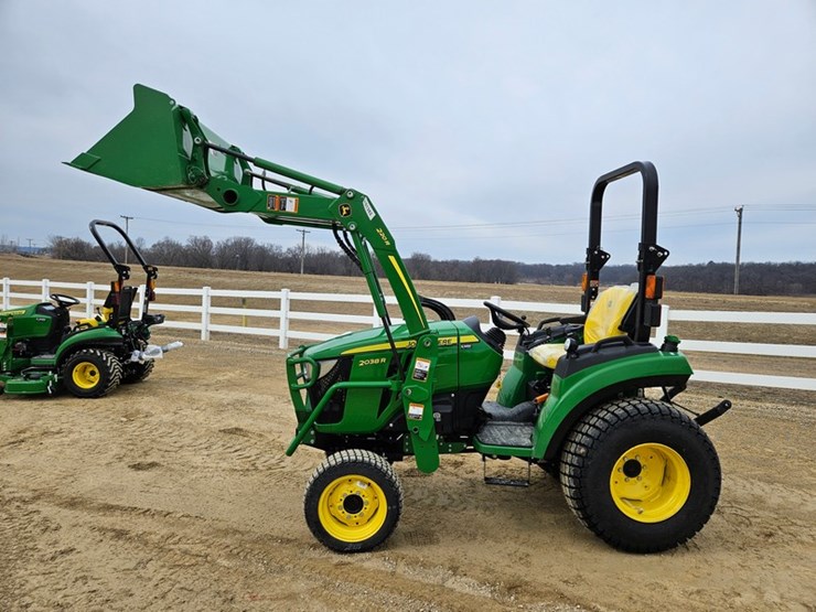 2025-john-deere-2038r-image-10