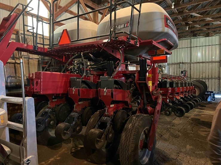 2014-case-ih-1255-image-10