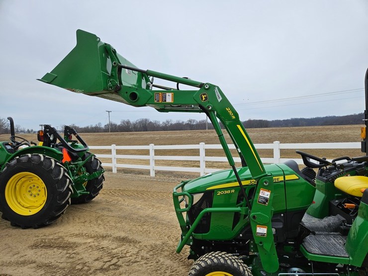 2025-john-deere-2038r-image-14