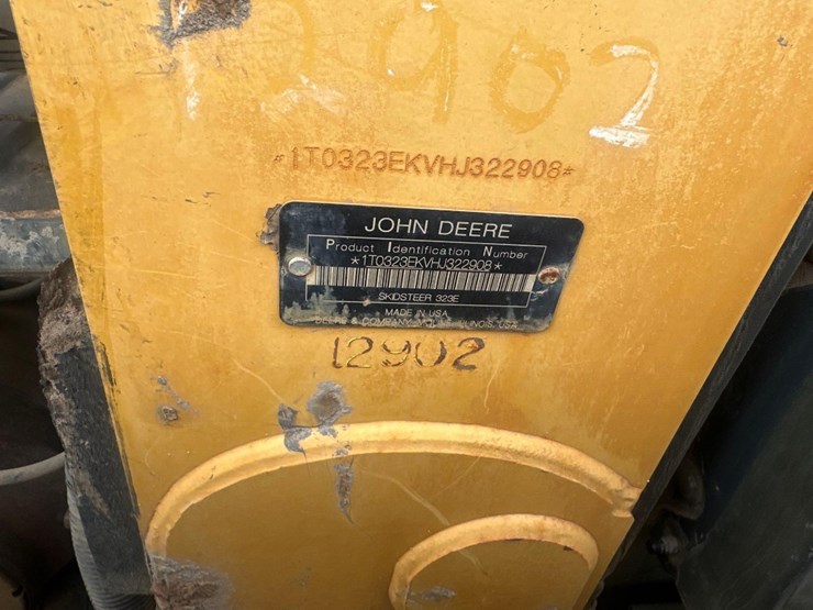 deere-323e-image-8
