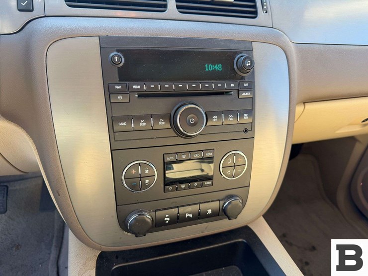 2011-chevrolet-tahoe-image-25