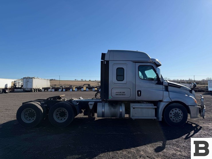 2019-freightliner-cascadia-126-image-7