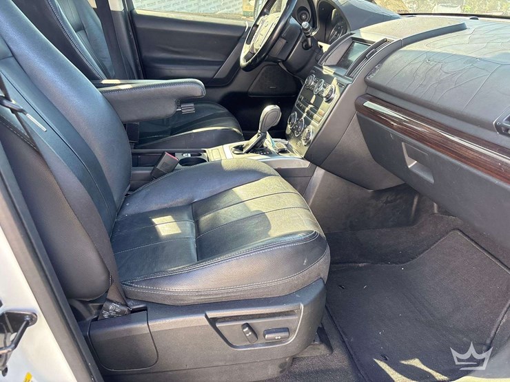 2014-land-rover-lr2-awd-suv-image-23