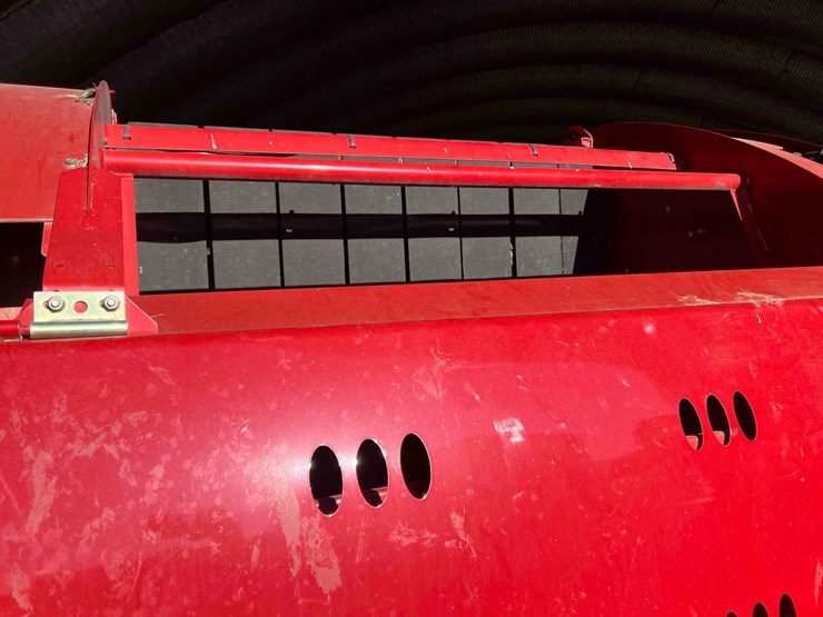 2020-new-holland-560-roll-belt-round-baler-image-7