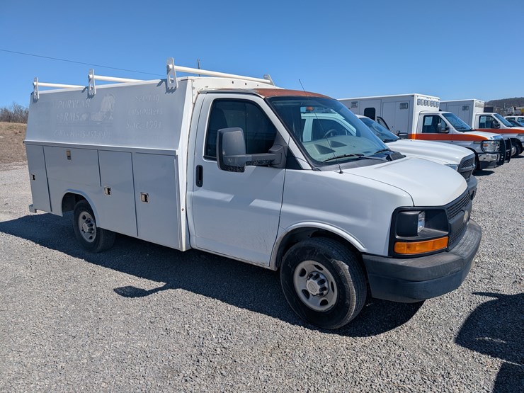 2010-chevrolet-express-3500-image-2