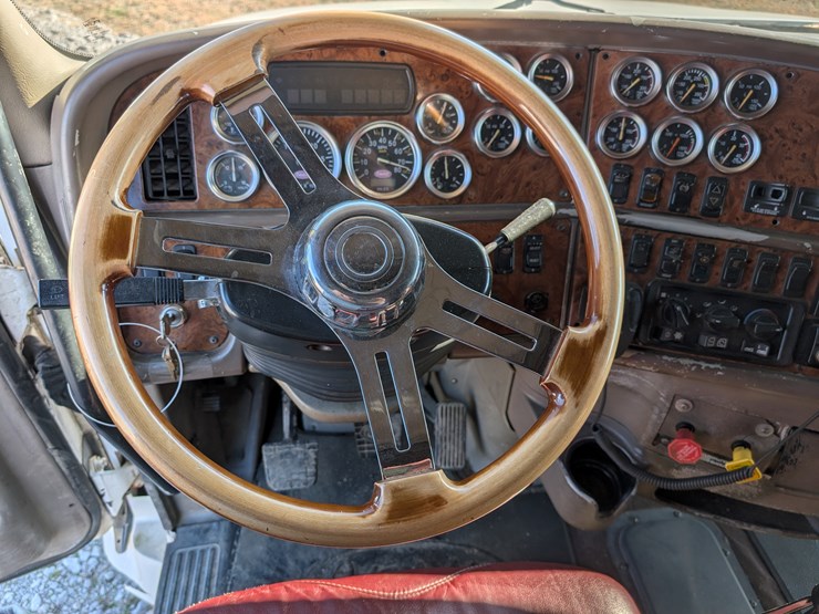 2004-peterbilt-387-image-15