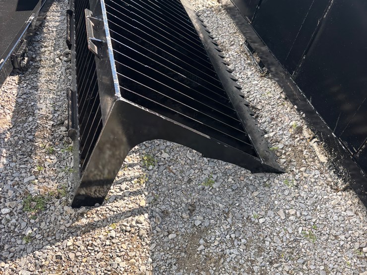 #1052-•-72-in.-qt-fine-skeleton-bucket-low-side-image-1