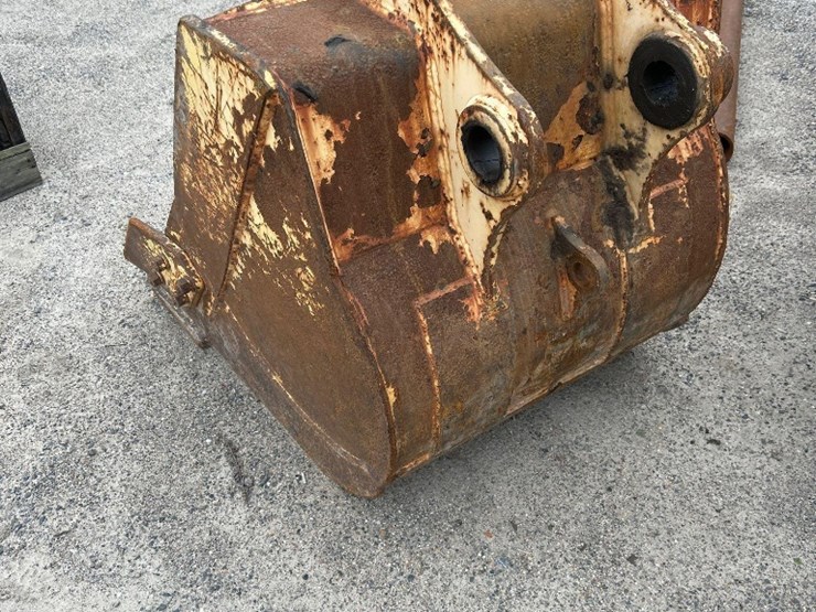 hydraulic-excavator-36in-bucket-image-2