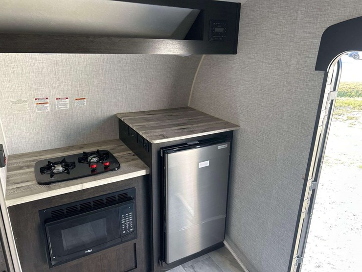 2022-braxton-creek-freesolo-kitch-18-ft-travel-trailer-image-9