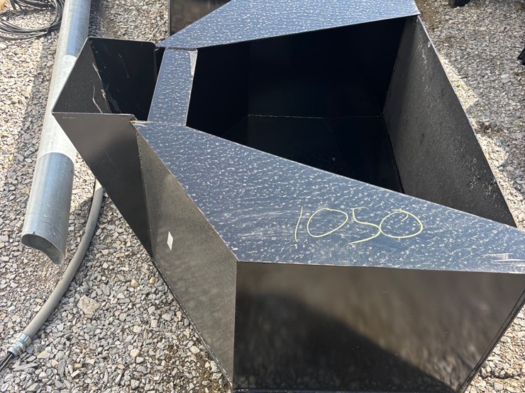 #1050-•-3/4-cy.-concrete-placement-bucket-image-2