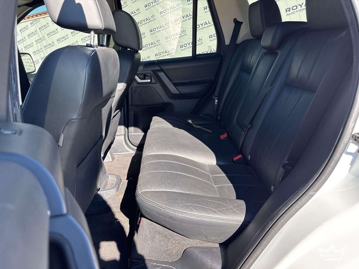 2014-land-rover-lr2-awd-suv-image-26