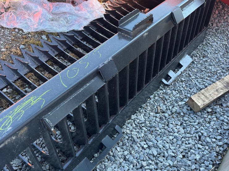 #1055-•-72-in.-qt-fine-skeleton-bucket-high-side-image-3