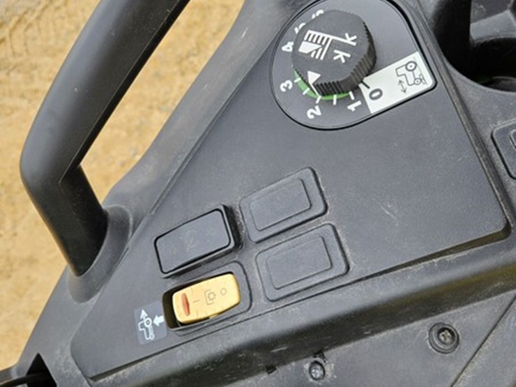 2025-john-deere-2038r-image-29