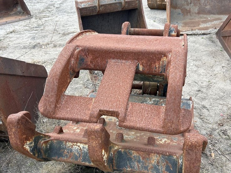 hydraulic-excavator-grapple-attachment-image-2