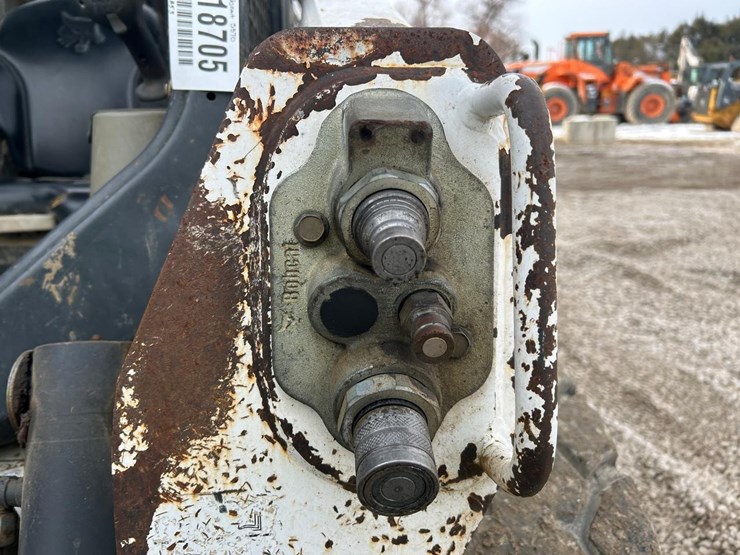 2015-bobcat-s570-image-11