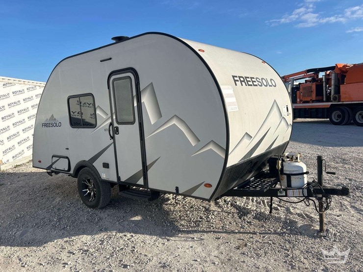 2022-braxton-creek-freesolo-kitch-18-ft-travel-trailer-image-2