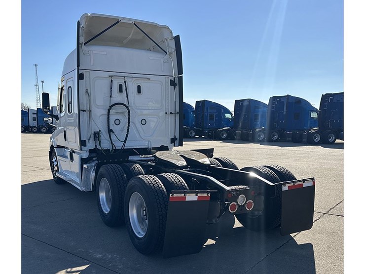 2022-freightliner-cascadia-116-image-4