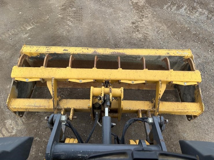 2017-deere-210l-image-21