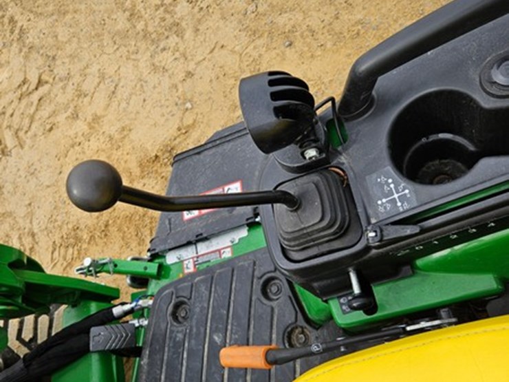 2024-john-deere-1025r-image-31